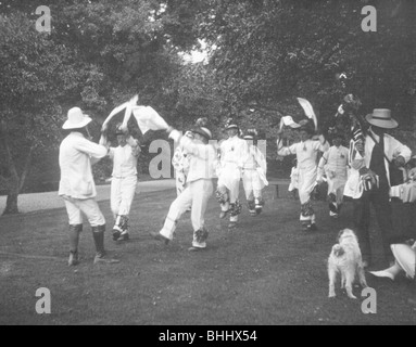 Bampton Morris ballerini, Oxfordshire, lunedì di Pentecoste, 5 giugno 1911. Artista: Cecil Sharp Foto Stock