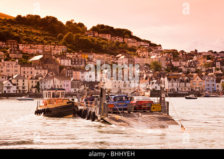 Lo storico Lower Ferry viaggia tra Bayard's Cove e Kingswear, Dartmouth, Devon, Inghilterra, Regno Unito Foto Stock