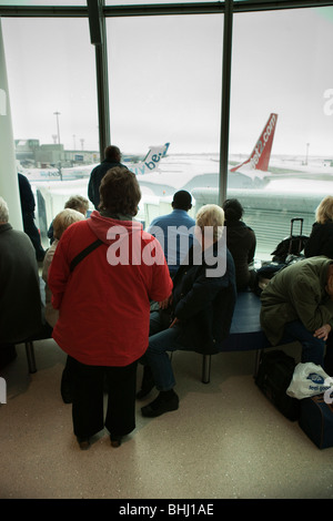Regno Unito, Inghilterra, Manchester Airport, passeggeri in ritardo nevicato in dopo la nevicata Foto Stock