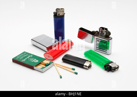 Accendini e fiammiferi su uno sfondo bianco. Foto Stock