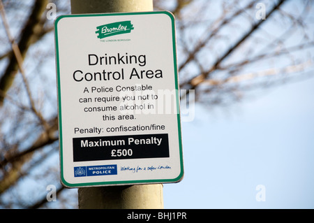 Un segno che designa un 'Drinking Area di controllo' a Bromley, a sud di Londra - Inghilterra Foto Stock