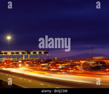 Dorsi di coda di traffico al casello autostradale in California Foto Stock