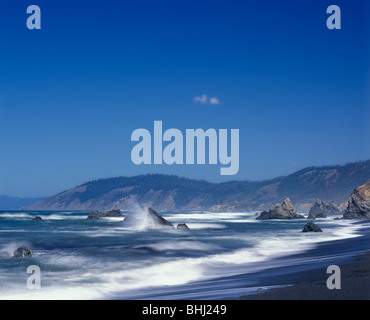 Onde infrangersi contro le rocce in Mendocino County, California Foto Stock