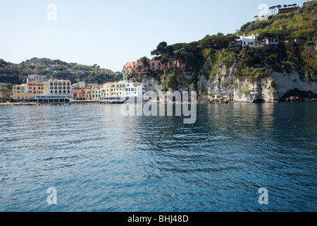 Isola d Ischia, vista dal mare di Lacco Ameno villaggio e l'hotel Regina Isabella, Italia Foto Stock