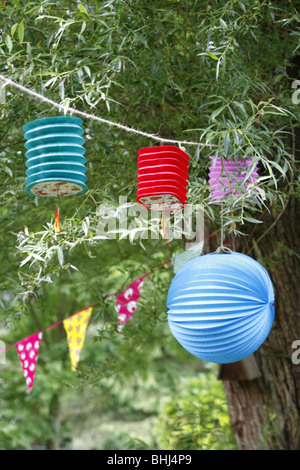 Lanterne di carta appeso a un albero Foto Stock