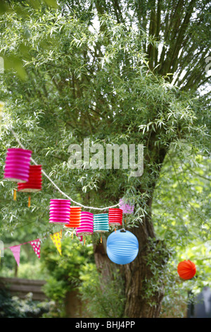 Lanterne di carta appeso a un albero Foto Stock