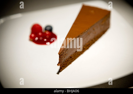 Fetta di mousse al cioccolato torta con concentrato di lamponi Foto Stock