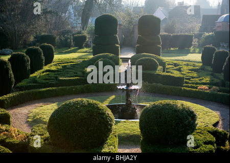 Saffron Walden, Essex,la Gran Bretagna. Bridge End giardini, il giardino olandese. Foto Stock