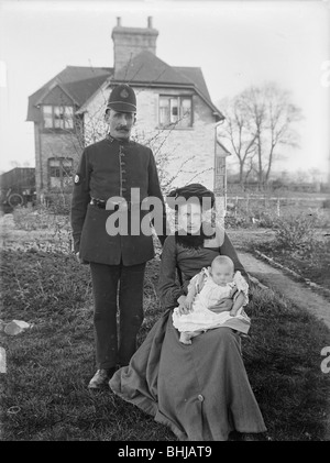 Un ritratto di gruppo di un poliziotto e la sua famiglia, Warwickshire, 1905. Artista: Newton Foto Stock