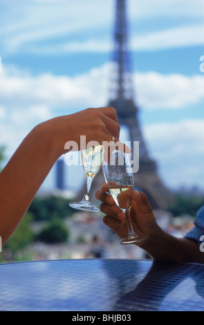 L uomo e la donna la tostatura con bicchieri di champagne a Palazzo de Chaillot ristorante a Parigi vicino alla Torre Eiffel Foto Stock