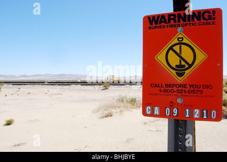 Segnale di avvertimento in corrispondenza di attraversamento ferroviario circa scavo sotterraneo Foto Stock