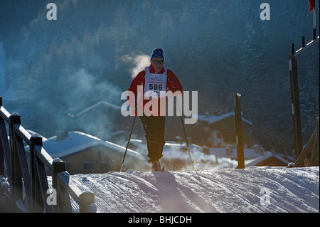 L'italia, valle d'Aosta, Cogne, uno sciatore durante una lunga distanza competizione di sci Foto Stock