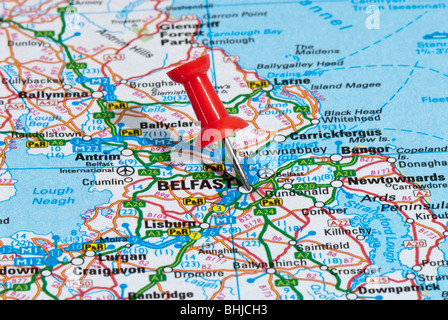 Rosso Spina mappa nella mappa stradale rivolta alla città di Belfast Foto Stock