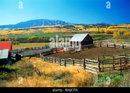 Agriturismo e del bestiame o cavallo stalle sul ranch in Ohio Creek nelle Montagne Rocciose del Colorado Foto Stock