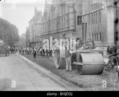 Operai con un rullo a vapore in High Street, Oxford, Oxfordshire, C1860-c1922. Artista: Henry Taunt Foto Stock