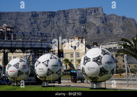 Città del Capo Sud Africa World Cup 2010 venue palloni di balla sovradimensionata nella città dominata dalla Montagna della Tavola Foto Stock