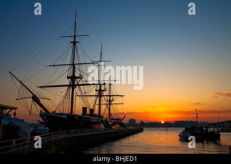 HMS Warrior al tramonto, Portsmouth Historic Dockyard, Hampshire, Regno Unito Foto Stock