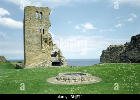 Il castello nella parte interna Bailey, Castello di Scarborough, North Yorkshire, 2000. Artista: sconosciuto Foto Stock