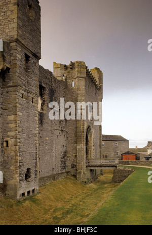 Gatehouse e fossato, Middleham Castle, North Yorkshire, 1992. Artista: sconosciuto Foto Stock