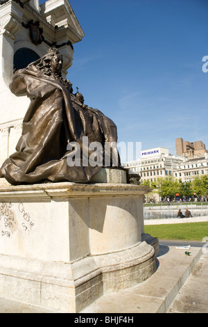 Statua della regina Victoria in Piccadilly Gardens nel Manchester Foto Stock