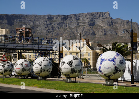 Città del Capo Sud Africa World Cup 2010 venue palloni di balla sovradimensionata nella città dominata dalla Montagna della Tavola Foto Stock