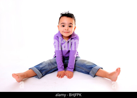 Un giovane bambino esercizio. Foto Stock