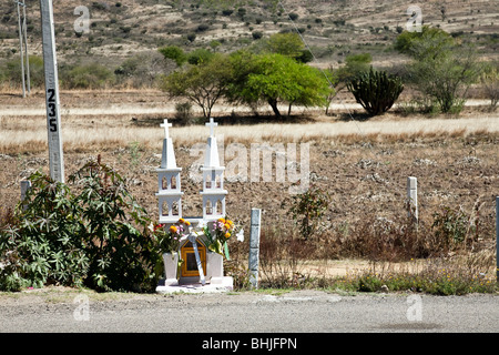 Memorial santuario stradale con fiori freschi, comune in Messico, per contrassegnare il sito di un fatale incidente del veicolo dello Stato di Oaxaca Foto Stock