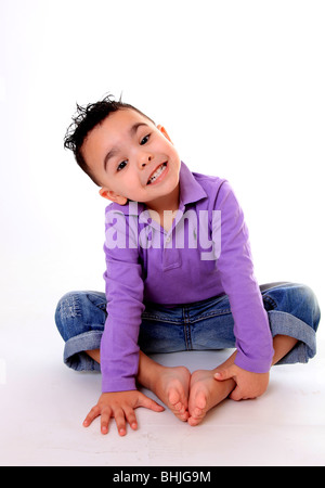 Un giovane bambino esercizio. Foto Stock