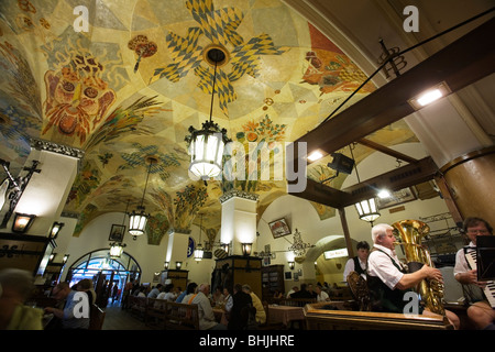 Tradizionale musica bavarese e atmosfera all'Hofbrauhaus am Platzl. Monaco di Baviera, Germania Foto Stock