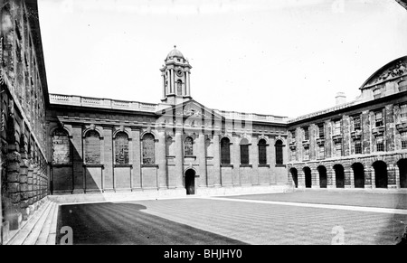 Parte anteriore Quad, Queen's College di Oxford, Oxfordshire, 1875. Artista: Henry Taunt Foto Stock