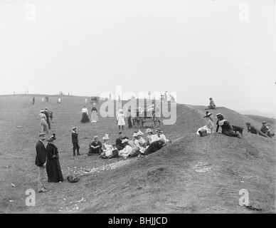 Picnic godendo di una festività il pranzo Uffington Castle, Oxfordshire, 1900. Artista: Henry Taunt Foto Stock