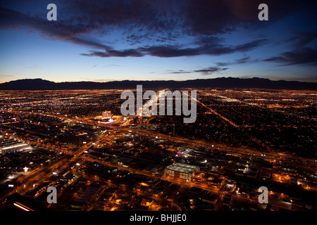 Vista di Las Vegas di Notte presi dalla stratosfera. Foto Stock