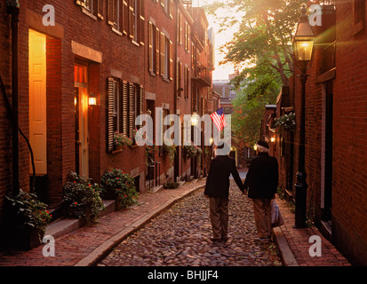 Coppia di anziani tenendo le mani sul vecchio Alcorn Street con lampade su Beacon Hill in Boston al tramonto Foto Stock