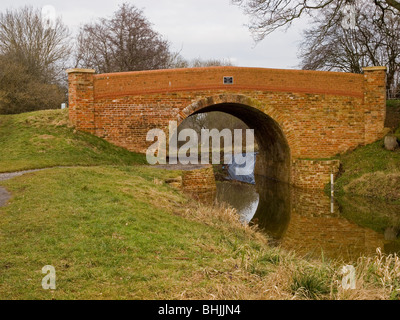 Ripristinato il ponte sul canale Naish Hill Lacock Foto Stock