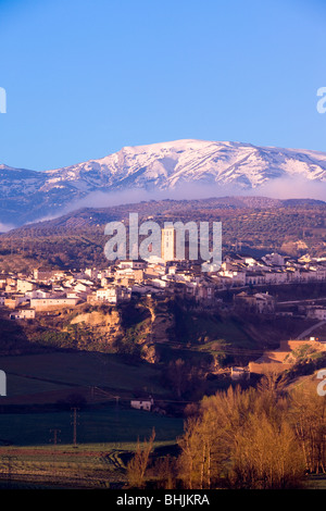 A Alhama de Granada con montagne coperte di neve in distanza, Granada, Spagna Foto Stock