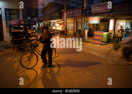 Scena di strada vicino a Pearl Buck's residence, Zhenjiang, provincia dello Jiangsu, Cina e Asia Foto Stock