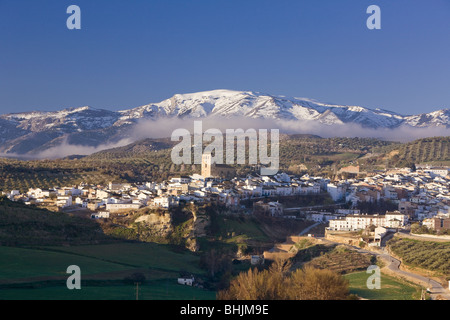 A Alhama de Granada con montagne coperte di neve in distanza, Granada, Spagna Foto Stock