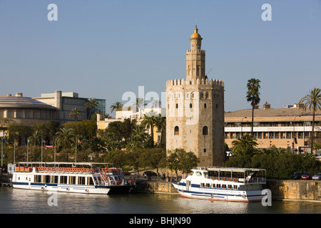 Vista sul Fiume Guadilquivir verso la Torre del Oro, Siviglia, in Andalusia, Spagna Foto Stock