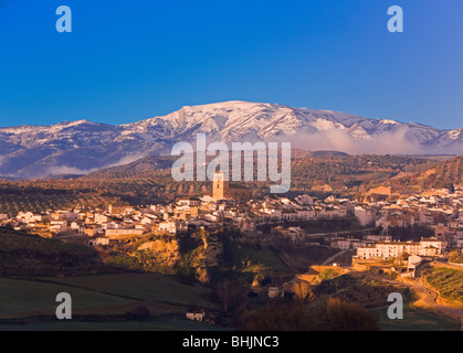 A Alhama de Granada con montagne coperte di neve in distanza, Granada, Spagna Foto Stock