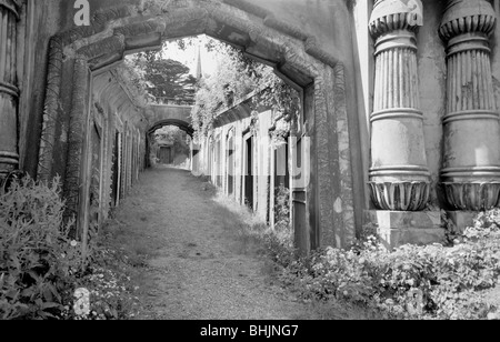 L'Egiziano Avenue, il cimitero di Highgate, Londra, 1945-1980. Artista: Eric de Maré Foto Stock