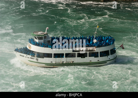 La cameriera nella nebbia la barca turistica sul fiume Niagara Foto Stock