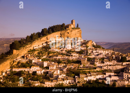 Spagna Andalusia montefrio vista sulla città in golden. La luce del mattino Foto Stock