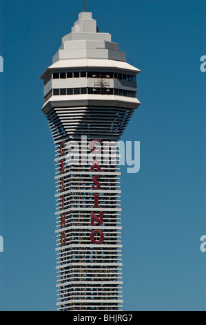 Torre di Casino in Niagara Falls, Ontario, Canada come visto dal lato di noi Foto Stock