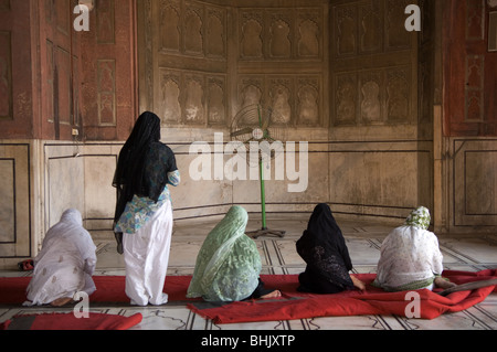 Il momento di preghiera del venerdì, Jama Masjid, la Vecchia Delhi, India Foto Stock