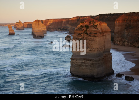 Alba luce a dodici apostoli, Parco Nazionale di Port Campbell, Great Ocean Road, Victoria, Australia Foto Stock