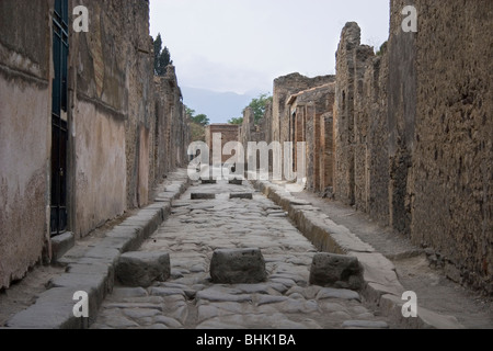 Vista lungo scavato strada romana a Pompei, Italia, Europa. Foto Stock