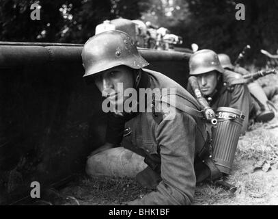 Nazismo / nazionalsocialismo, militare, Wehrmacht, esercito, pionieri d'assalto tedeschi prima di un attacco, manovra, 15.8.1940, Foto Stock