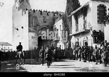 General Allenby di entrare attraverso la Porta di Jaffa a Gerusalemme, 1917. Artista: sconosciuto Foto Stock