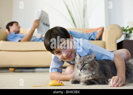 Ragazzo con pet cat Foto Stock