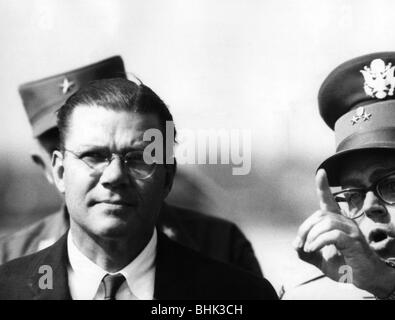 McNamara, Robert S., 9.6.1916 - 6.7.2009, politico americano, Segretario della Difesa degli Stati Uniti 21.1.1961 - 29.2.1968, visita in Germania, presso i mandanti della US 24th Divisione di fanteria nei pressi di Monaco, 3.8.1963, , Foto Stock